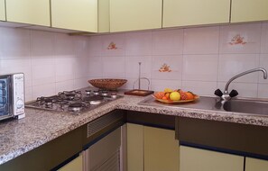 Geladeira, cooktop, talheres/pratos/utensílios de cozinha