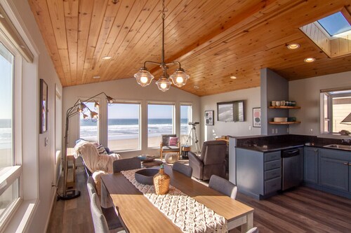 Dog Friendly! Hot Tub! Ocean Front with Spectacular Views!