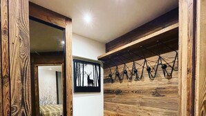 A cozy room with a wooden wall, a bench, and a mirror. - 80 m2, ski in / out center Alpe d'huez, luxury 8p 3bdrm 3bathroom 3 terraces with fireplace SPOT (ALPE D HUEZ)