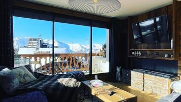 TV connectée, cheminée, livres, chaßne hi-fi