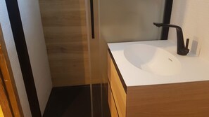 Chuveiro, secador de cabelo, toalhas de banho, sabonete