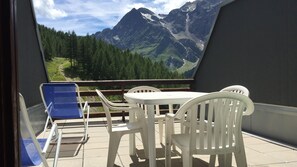 Outdoor dining - Panoramic two-room apartment with terraces in Cervinia. Facing the ski slopes. Wifi included. (Breuil-Cervinia)
