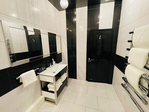 Chuveiro, secador de cabelo, roupões de banho, toalhas de banho
