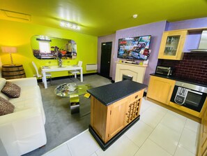 Smart TV, fireplace, books - PHOENIX Boutique Apartments (Goole)