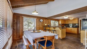 Dining - 1 Crag-Sunriver, Oregon: Hot Tub, Pet Friendly, BBQ, WiFi, SHARC Aquatics, Tubing Hill, Mt. Bachelor, Golf, Deschutes River, Tennis, Bike Paths (Sunriver)