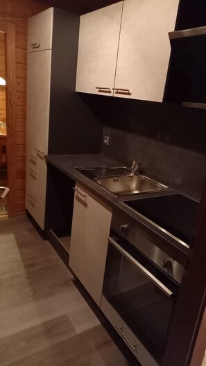 Kjøleskap, mikrobølgeovn, ovn og kokeplater