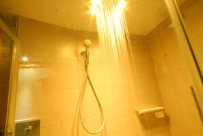 Chuveiro, banheira de hidromassagem, secador de cabelo, bidê