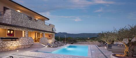 Una piscina al aire libre, una piscina climatizada