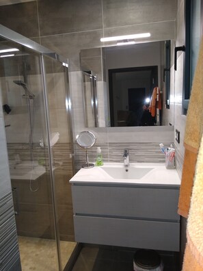 Douche, sĂšche-cheveux, serviettes fournies, papier toilette