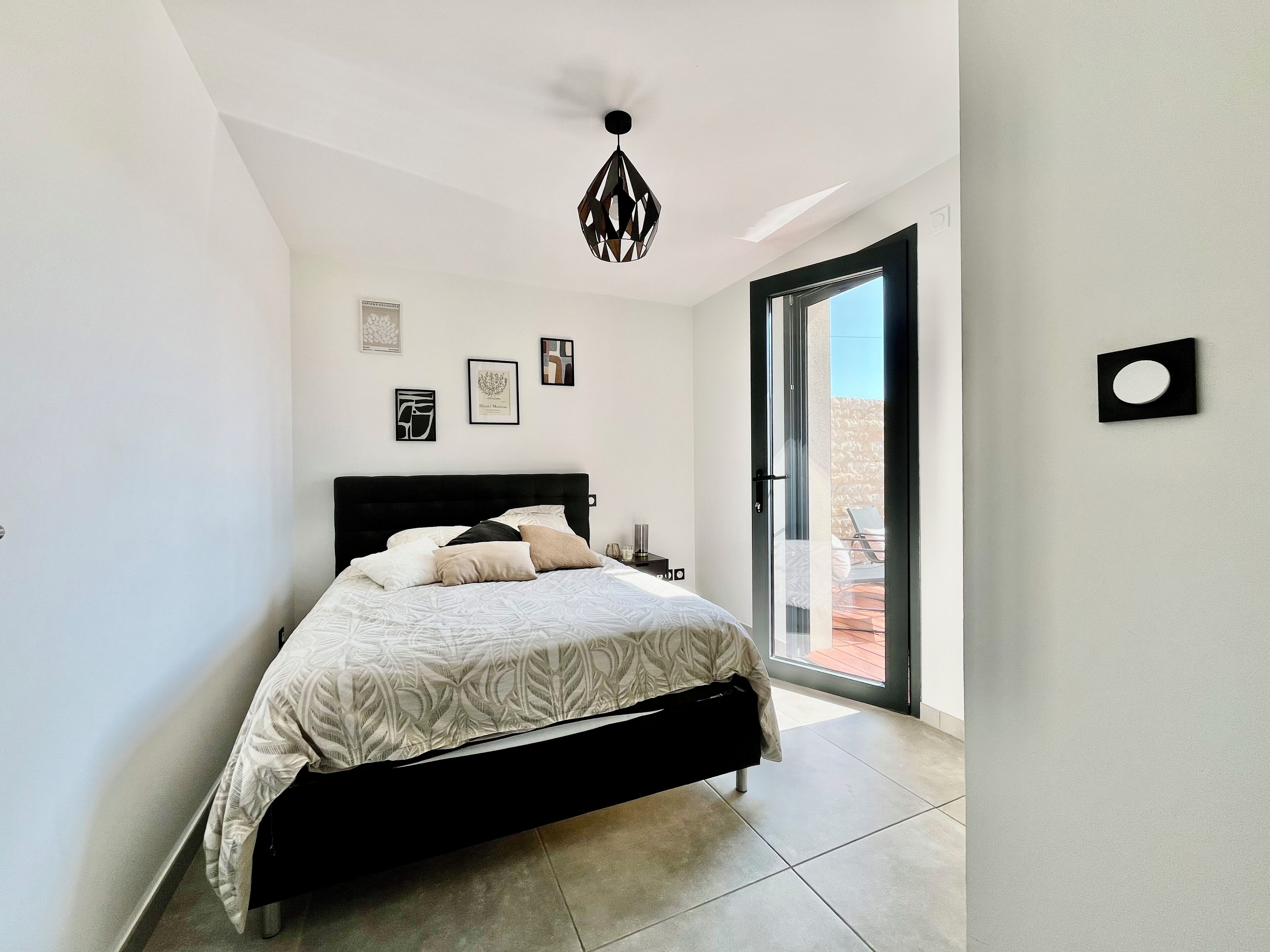 2 bedrooms, desk, travel cot, WiFi