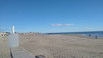 Vlak bij het strand, ligstoelen
