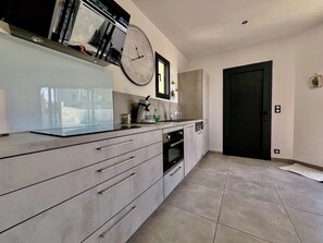 Fridge, microwave, oven, stovetop - Small T3 house with garden 250m from the beach (Agde)