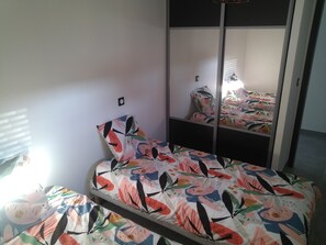 2 bedrooms, desk, travel cot, WiFi