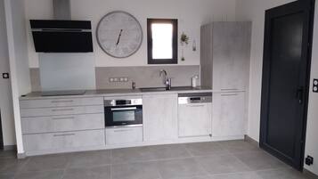 Een koelkast, een microgolfoven, een oven, een kookplaat