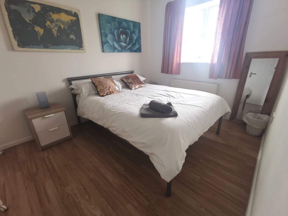 Large Family Home With Off-road Parking - Cornualles
