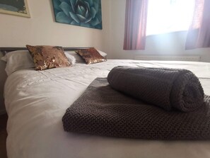 4 bedrooms, iron/ironing board, free WiFi, bed sheets