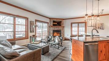 TV connectée, cheminée, chaßne hi-fi