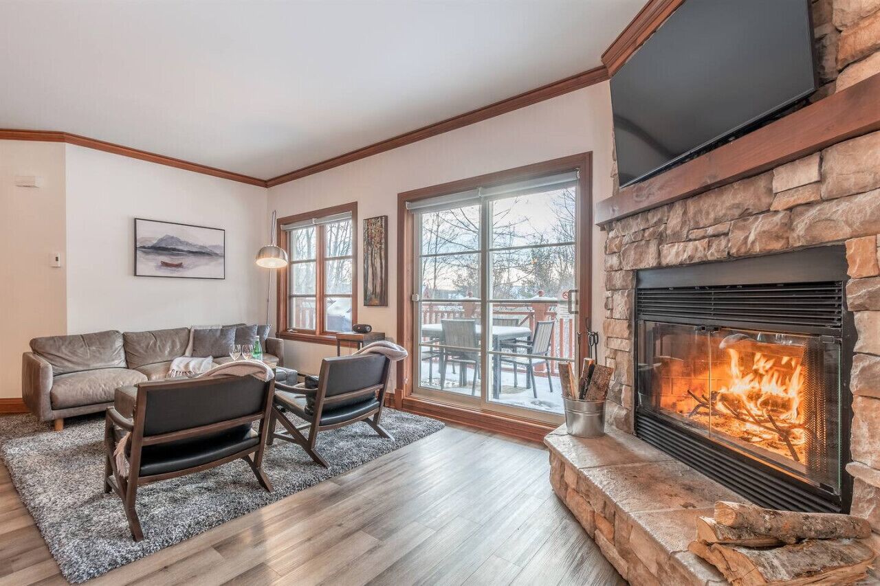 Smart TV, fireplace, stereo