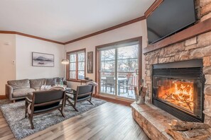 Smart TV, fireplace, stereo