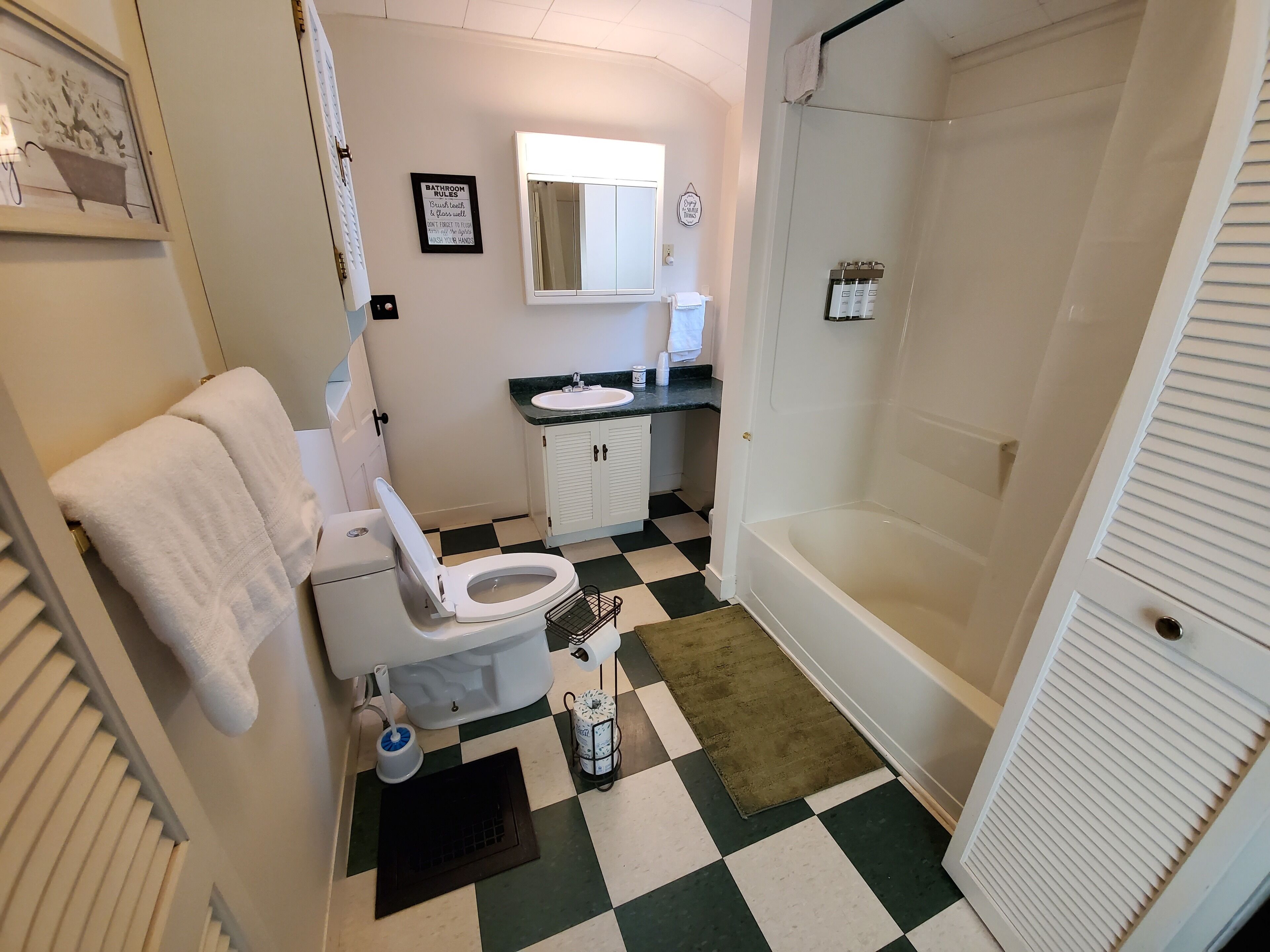 SYLVESTER FARMHOUSE - 20 minutes to Sugarloaf.  35 minutes to Saddleback. 





