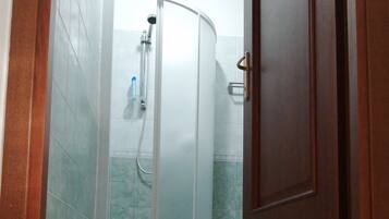 Dusche, Haartrockner, Bidet, Handtücher