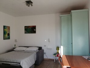 1 bedroom, desk, free WiFi, bed sheets
