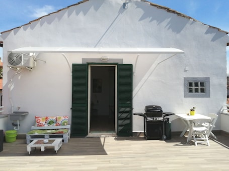 Outdoor dining. Casetta la Terrazza