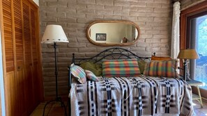 Chimenea, reproductor de DVD y libros 