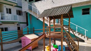 Kawasan main kanak-kanak – terbuka