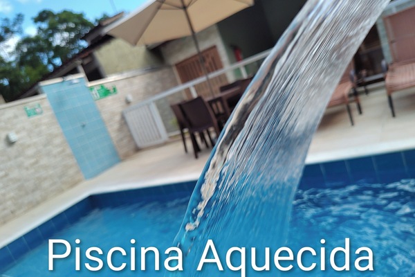 Alberca al aire libre, sombrillas en la alberca y camastros