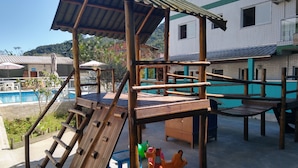 Kawasan main kanak-kanak – terbuka