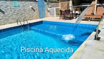 Piscina externa, guarda-sóis, espreguiçadeiras