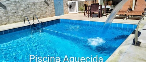 Piscina externa, guarda-sóis, espreguiçadeiras