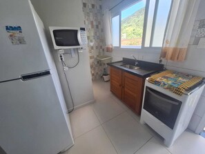 Departamento junior, 1 habitación, cocina, vista a la montaña | Cocina privada | Microondas, horno, parrilla de estufa y licuadora