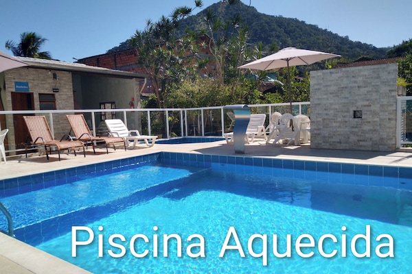 Piscina externa, guarda-sóis, espreguiçadeiras
