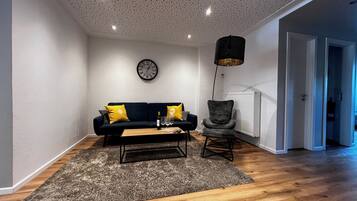 Fernseher, DVD-Player, Bücher, Videothek