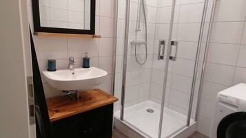 Dusche, Haartrockner, Handtücher, Seife