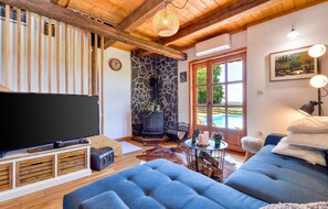 Smart TV, fireplace