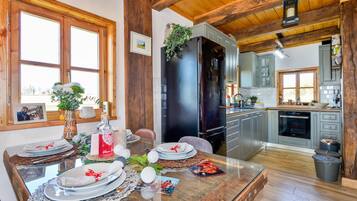 冷蔵庫、オーブン、コンロ、食器洗い機