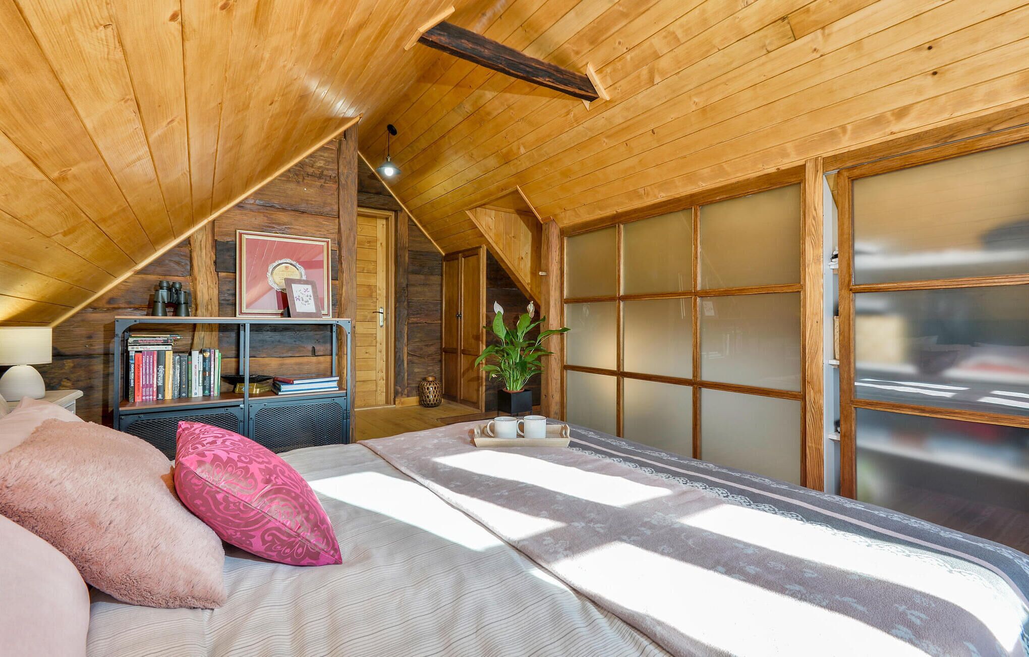 2 bedrooms, travel crib, free WiFi, bed sheets