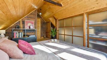 2 bedrooms, travel crib, free WiFi, bed sheets