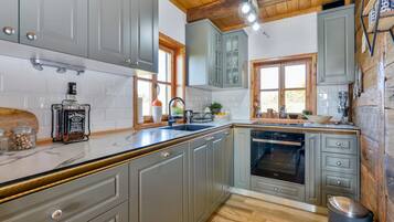 冷蔵庫、オーブン、コンロ、食器洗い機