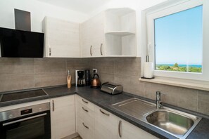 Kjøleskap, ovn, kokeplater og oppvaskmaskin