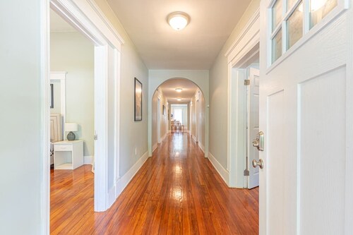Huge Duplex Home with 9 bedrooms!