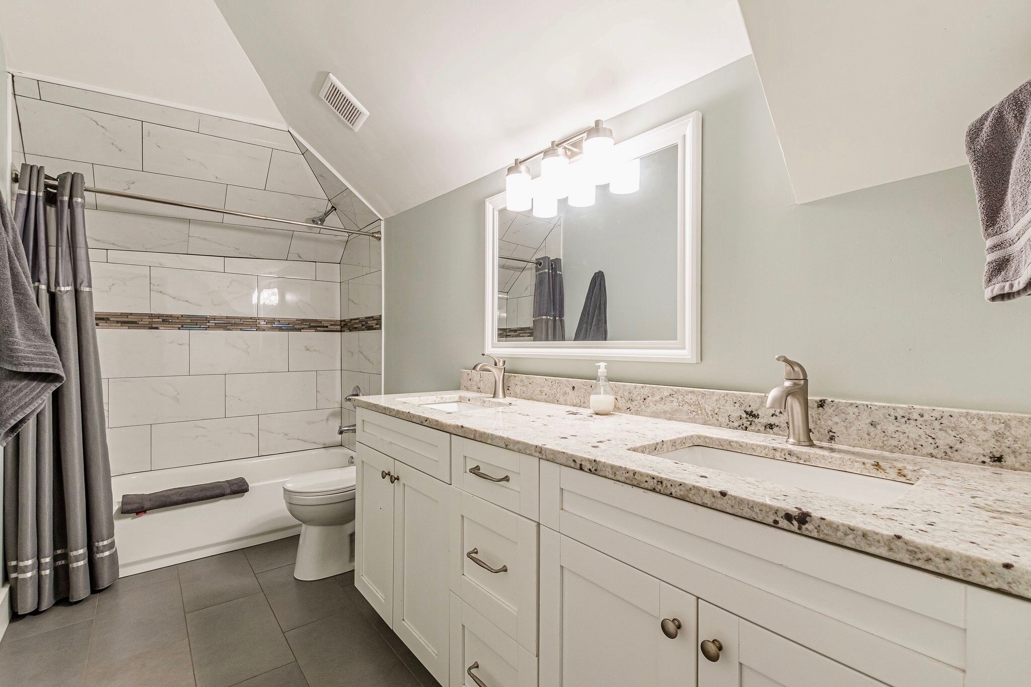 Combined shower/tub, hair dryer, towels