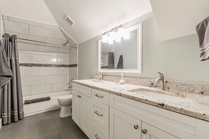 Ensemble douche/baignoire, sèche-cheveux, serviettes fournies