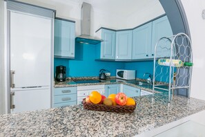 Frigorífico, microondas, horno y lavavajillas