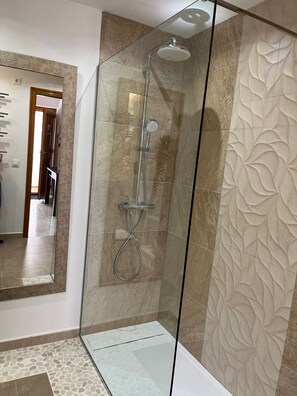 Duschwanne, Haartrockner, Handtücher, Toilettenpapier