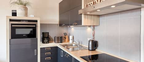 Frigorífico, microondas, horno y placa de cocina