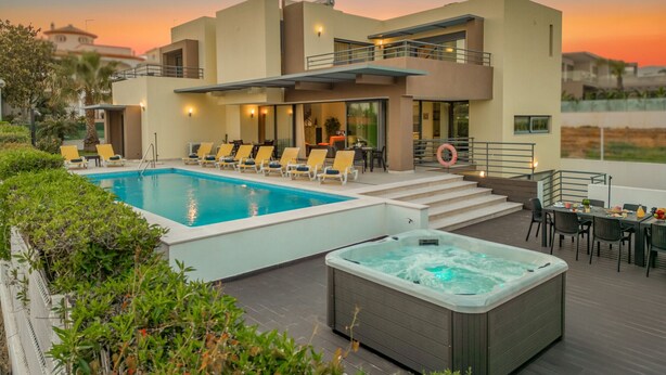 A modern hotel with a swimming pool, a hot tub, and a terrace with outdoor seating. - Exclusive villa with jacuzzi and heatable pool (Armação de Pêra)